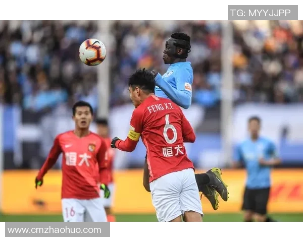 北京人和迎战大连一方争夺胜利双方球员全力以赴展现精彩对决